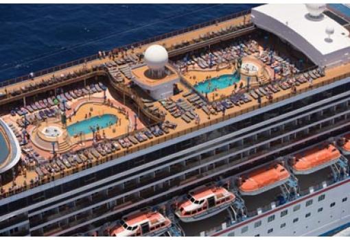 El Carnival Legend ofrece dos piscinas en la zona central